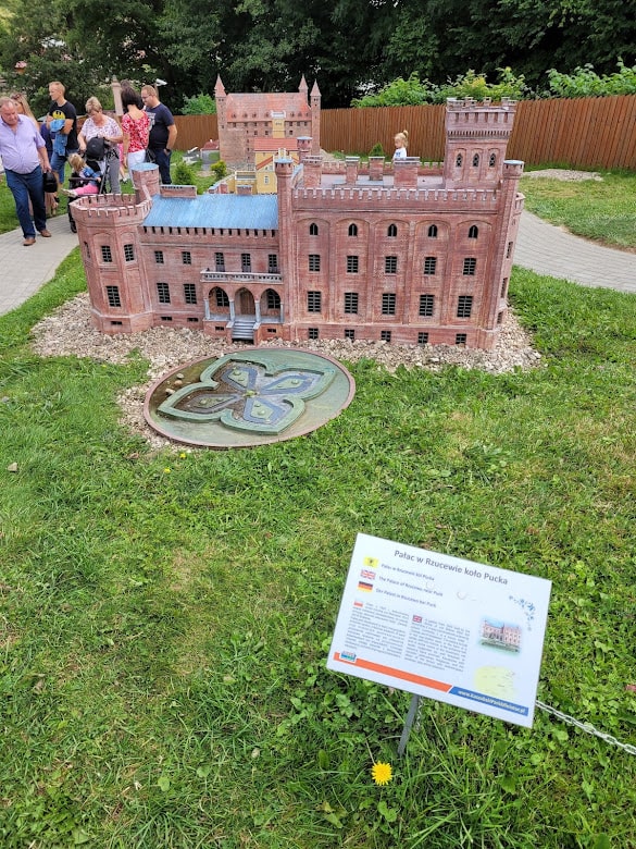pałac w rzucewie