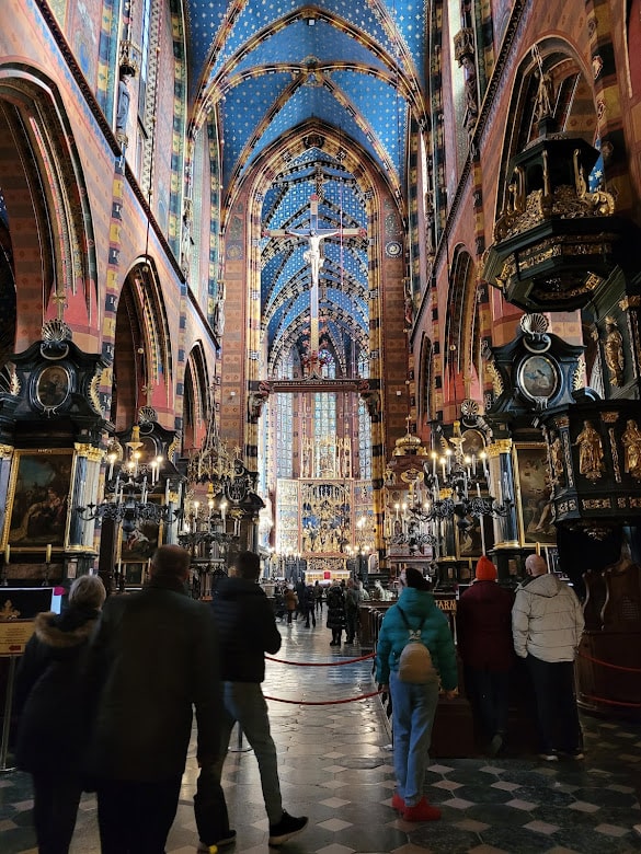 wnętrze bazyliki mariacjkiej