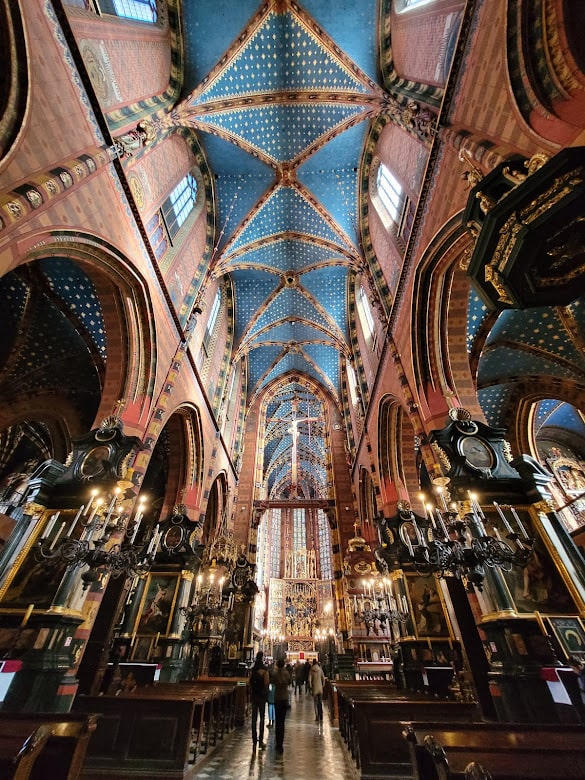 wnętrze bazyliki mariackiej