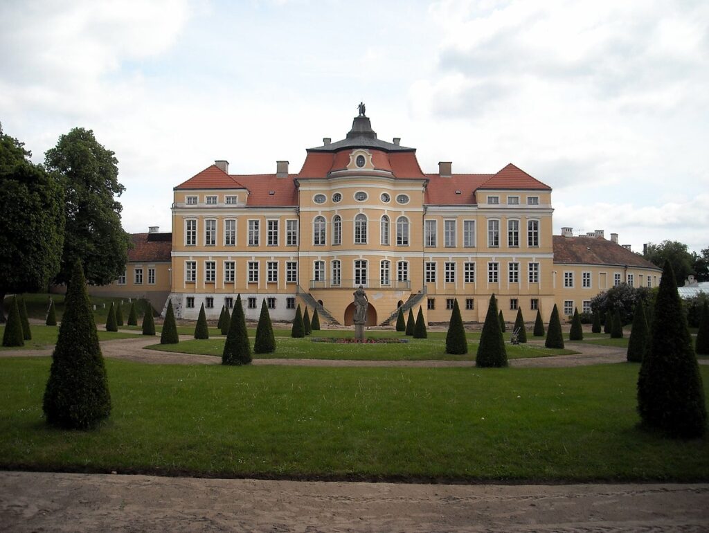 atrakcje rogalin: pałac w rogalinie