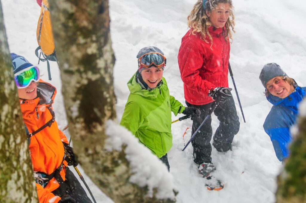 Dzieci podczas białego szaleństwa na sankach i zabaw w śniegu – zimowy wypoczynek w górach idealny na ferie zimowe w Polsce