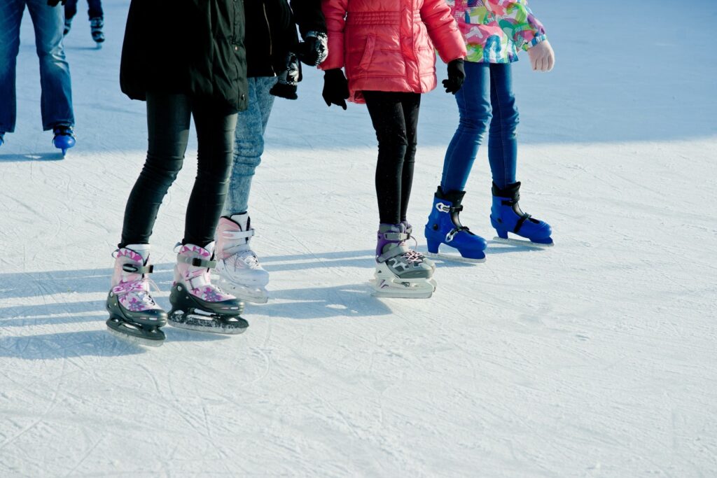 Zajęcia integracyjne dla dzieci na obozie zimowym – przygoda, ruch i odpoczynek na świeżym powietrzu zimą.